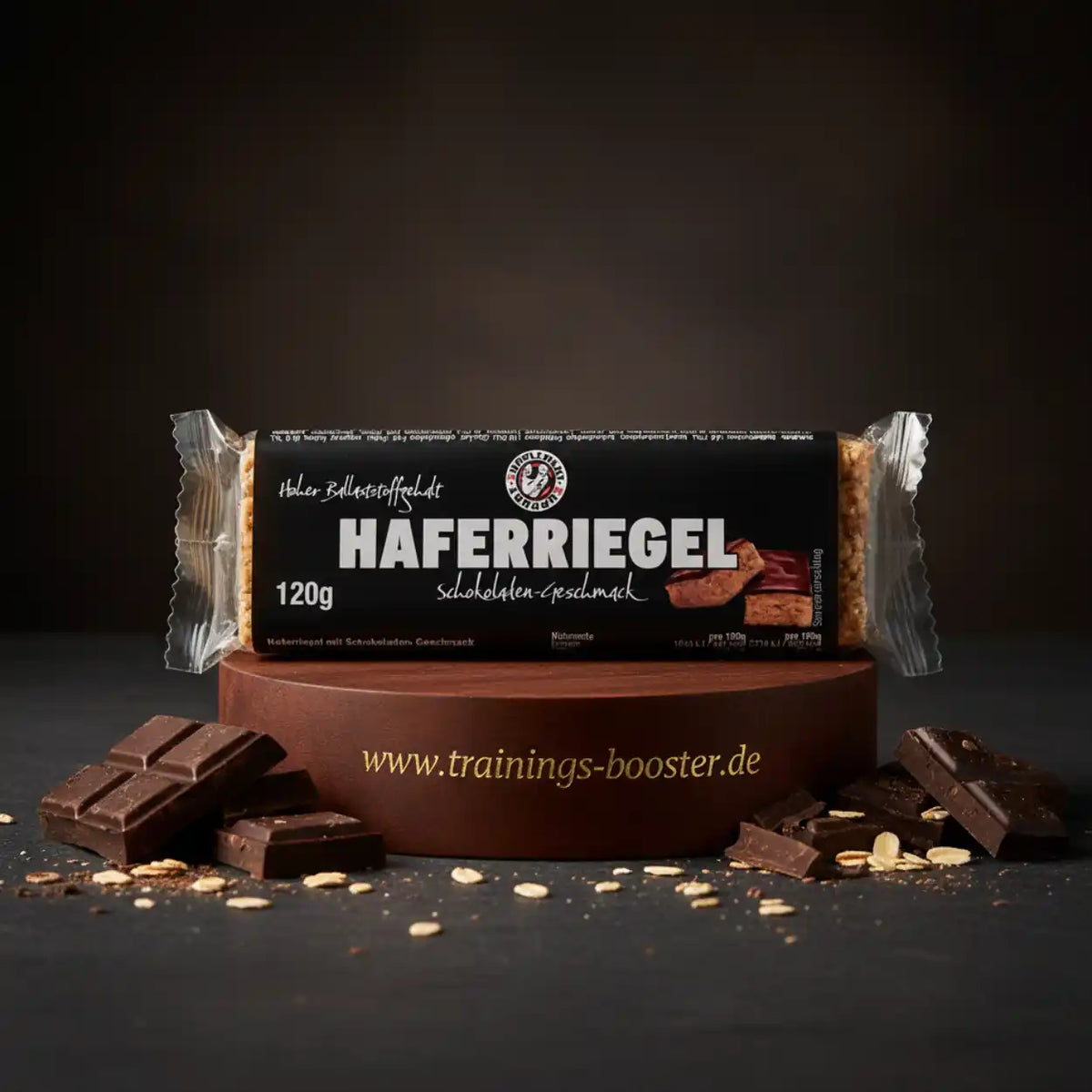 Schokoladen-Haferriegel auf einem Schokelsockel mit Schokoladenstücken und Haferflocken