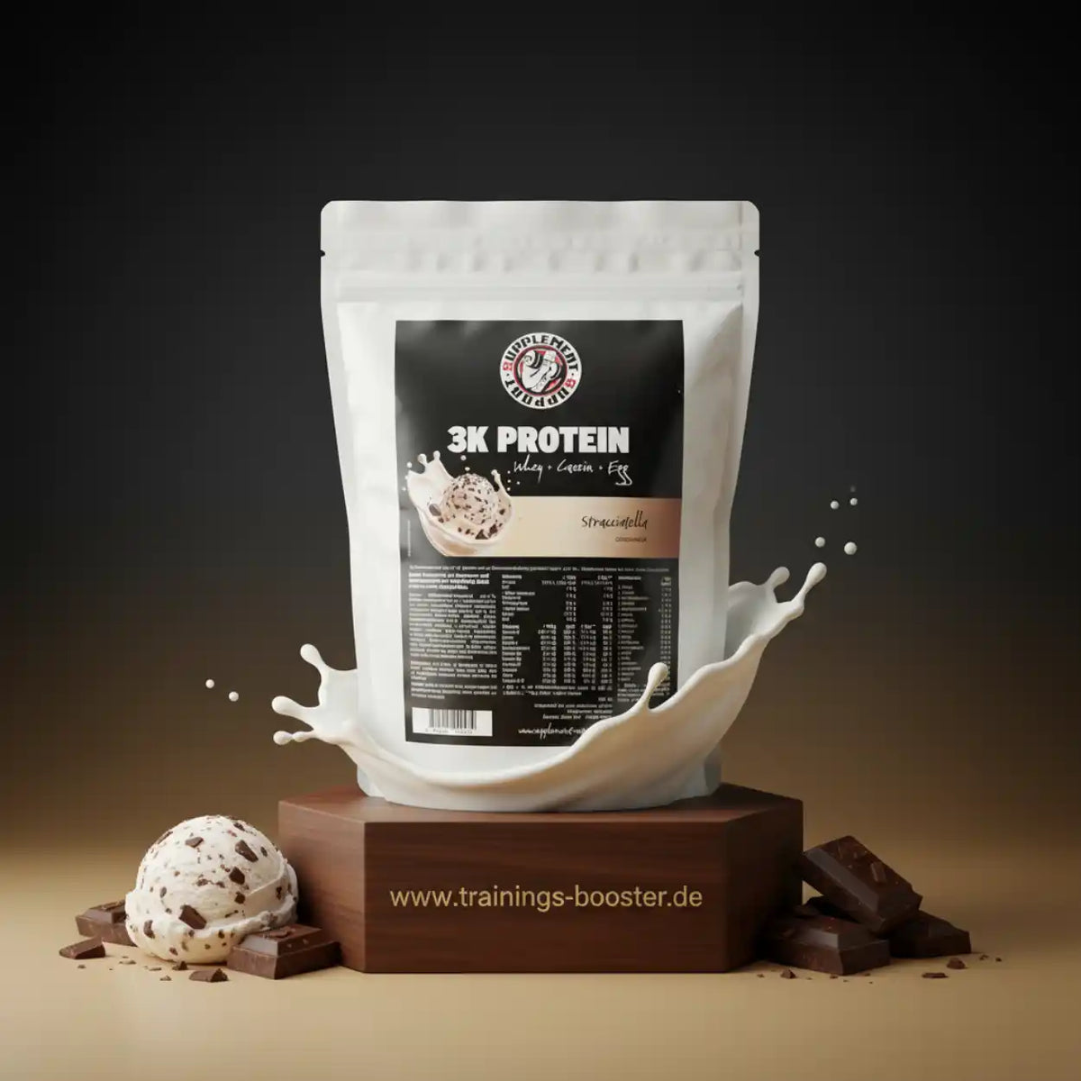 Supplement Support 3K Protein Beutel mit Stracciatella-Eis und Schokolade auf braunem Sockel.