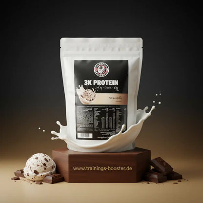 Supplement Support 3K Protein Beutel mit Stracciatella-Eis und Schokolade auf braunem Sockel.