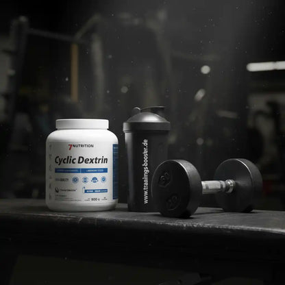7Nutrition Cyclic Dextrin Supplement und Shaker mit Hantel im Fitnessstudio