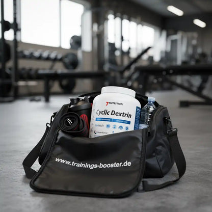 7Nutrition Cyclic Dextrin Sportnahrung in einer schwarzen Sporttasche im Fitnessstudio