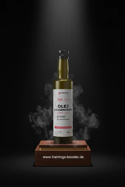 Flasche Schwarzkümmelöl von 7Nutrition auf einem Holzpodest vor dunklem Hintergrund
