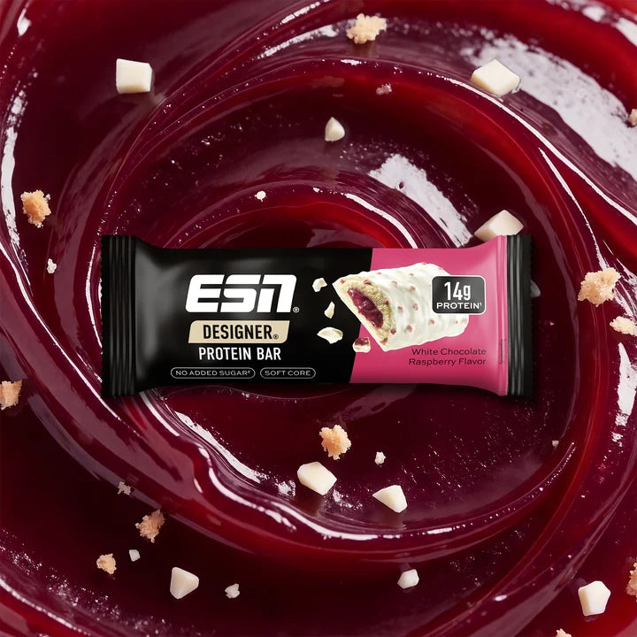 ESN Designer Protein Bar in White Chocolate Raspberry auf Himbeer-Swirl Hintergrund