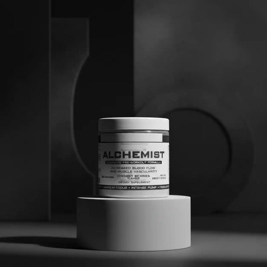 Ein weißes Dose 'ALCHEMIST' Pre-Workout Supplement auf einem minimalistischen Podest.