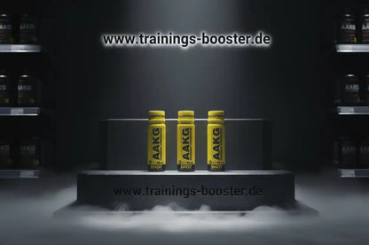Drei gelbe AAKG Shots auf Podest mit Nebel, ideal für Sport und Training