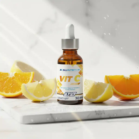 AllNutrition Vitamin C Serum Flasche mit Orangenstücken auf weißem Marmor