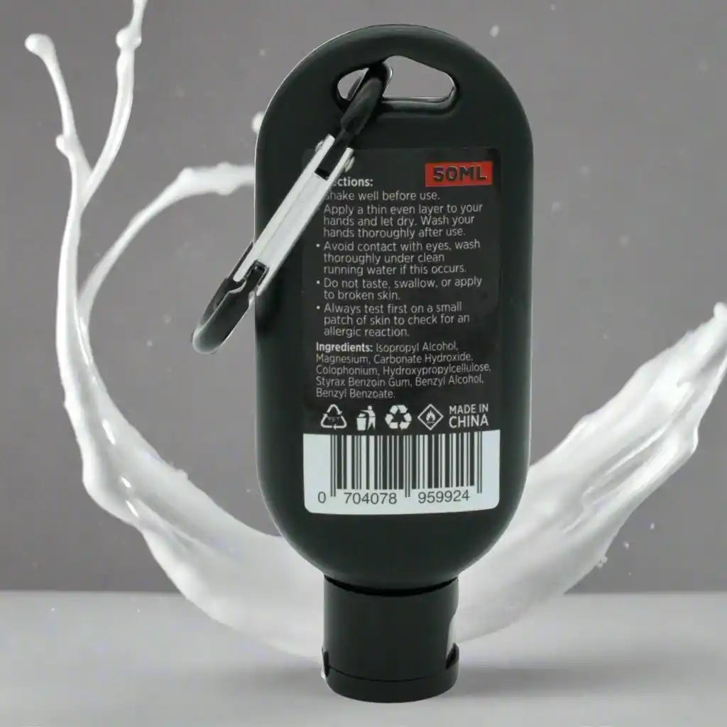 50ml schwarze Flasche mit Karabinerhaken, Inhaltsstoffe und Barcode, umgeben von weißem Spritzer