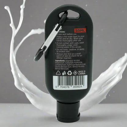 50ml schwarze Flasche mit Karabinerhaken, Inhaltsstoffe und Barcode, umgeben von weißem Spritzer