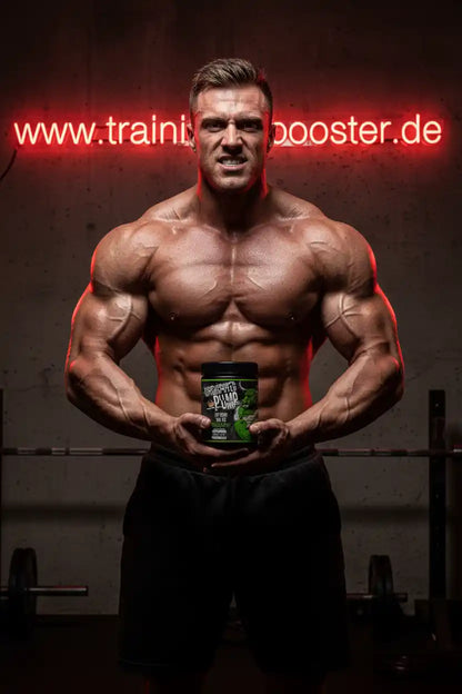 Muskulöser Bodybuilder hält ein Supplement-Produkt vor dunklem Hintergrund in einem Fitnessstudio.
