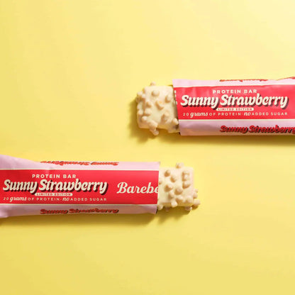 Sunny Strawberry Protein Bar, limitierte Edition mit 20g Protein, ohne zugesetzten Zucker, auf gelbem Hintergrund