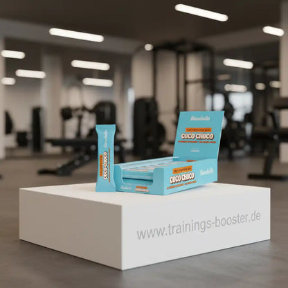 Barebells Coco Choco Proteinriegel in einer Box auf einem weißen Podest im Fitnessstudio