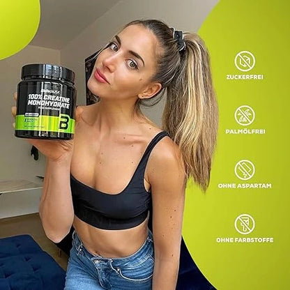 Frau mit 100% Creatine Monohydrate Booster, zuckerfrei, ohne Aspartam und Farbstoffe