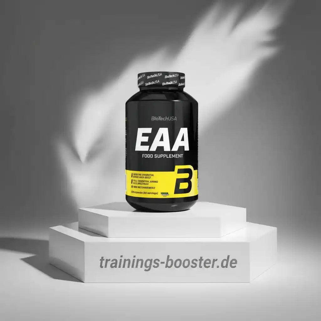 BioTechUSA EAA Nahrungsergänzungsmittel Dose auf weißem Podest vor grauem Hintergrund