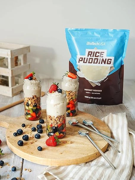 Reispudding-Pulver mit Beeren & Müsli in Gläsern – gesunde Sportnahrung für Training & Ernährung