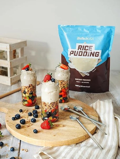 Reispudding-Pulver mit Beeren & Müsli in Gläsern – gesunde Sportnahrung für Training & Ernährung