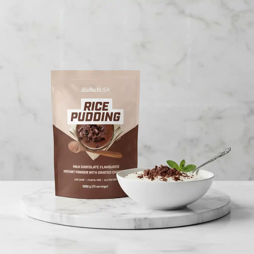 BioTechUSA Reispudding Pulver mit Milchschokolade, serviert in Schale mit Schokoraspeln und Minze
