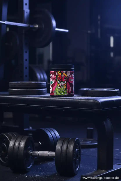 BPS Pharma 4YourGainz Bro EAA Dose auf einer Hantelbank im Fitnessstudio