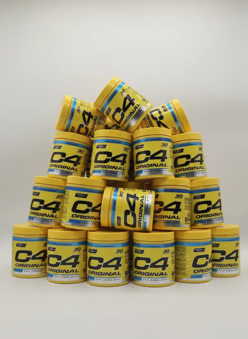 Pyramide aus gelben Cellucor C4 Original Pre-Workout Booster Dosen vor weißem Hintergrund