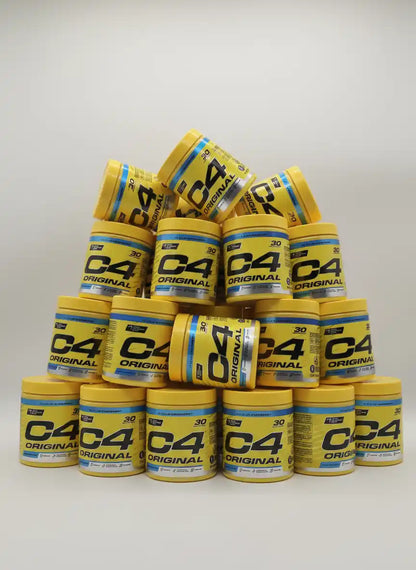 Pyramide aus gelben Cellucor C4 Original Pre-Workout Booster Dosen vor weißem Hintergrund