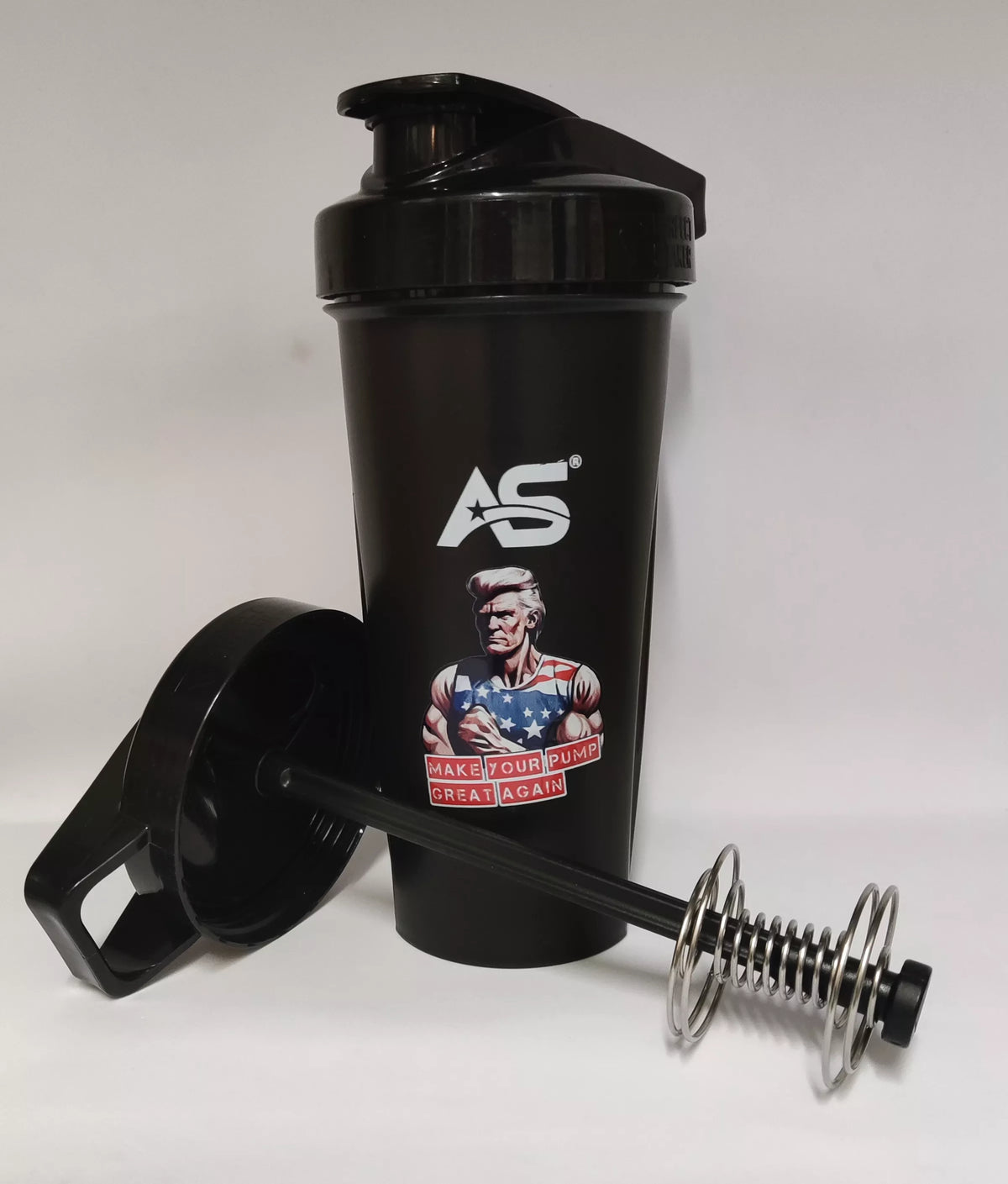 Schwarzer AS Shaker mit 'Make Your Pump Great Again' Design, ideal für Sportnahrung und Booster