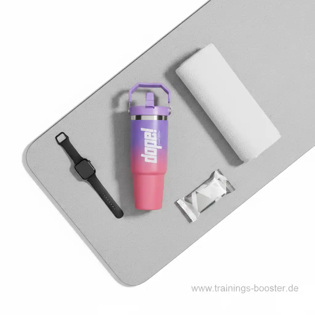 Sport-Shaker mit Dope!-Logo, Fitnessmatte, Smartwatch und Proteinriegel für Training & Booster