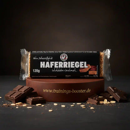 Schokoladen-Haferriegel auf einem Schokelsockel mit Schokoladenstücken und Haferflocken