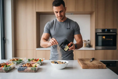 Mann streut Proteinpulver in Müslischale – Sportnahrung & Nahrungsergänzungsmittel für Fitness und Training