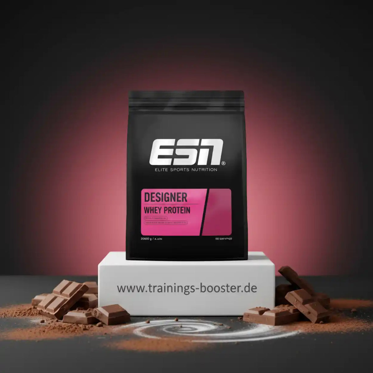 ESN Designer Whey Protein Schokolade Beutel mit Schokoladenstücken und Kakao auf dunklem Hintergrund