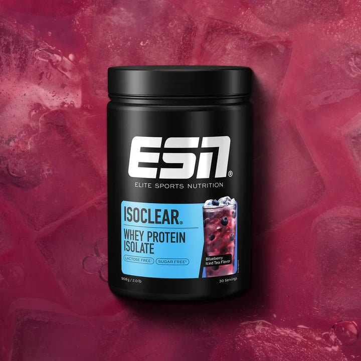 ESN ISOCLEAR Whey Protein Isolate im Geschmack Blueberry Iced Tea vor einem eisigen Hintergrund