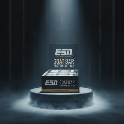 ESN Goat Bar Protein Oat Bar in Salty Peanut Flavor auf einem Podest