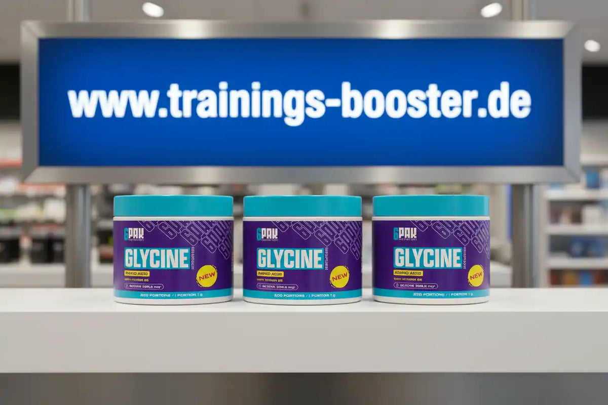 Drei Dosen Glycin Aminosäure von PAK vor blauem Schild mit trainings-booster.de