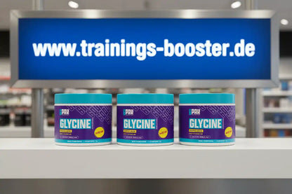 Drei Dosen Glycin Aminosäure von PAK vor blauem Schild mit trainings-booster.de