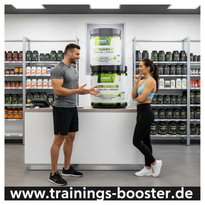 Mann und Frau im Supplement-Shop vor riesigen Dosen Citrurgin Sportnahrung