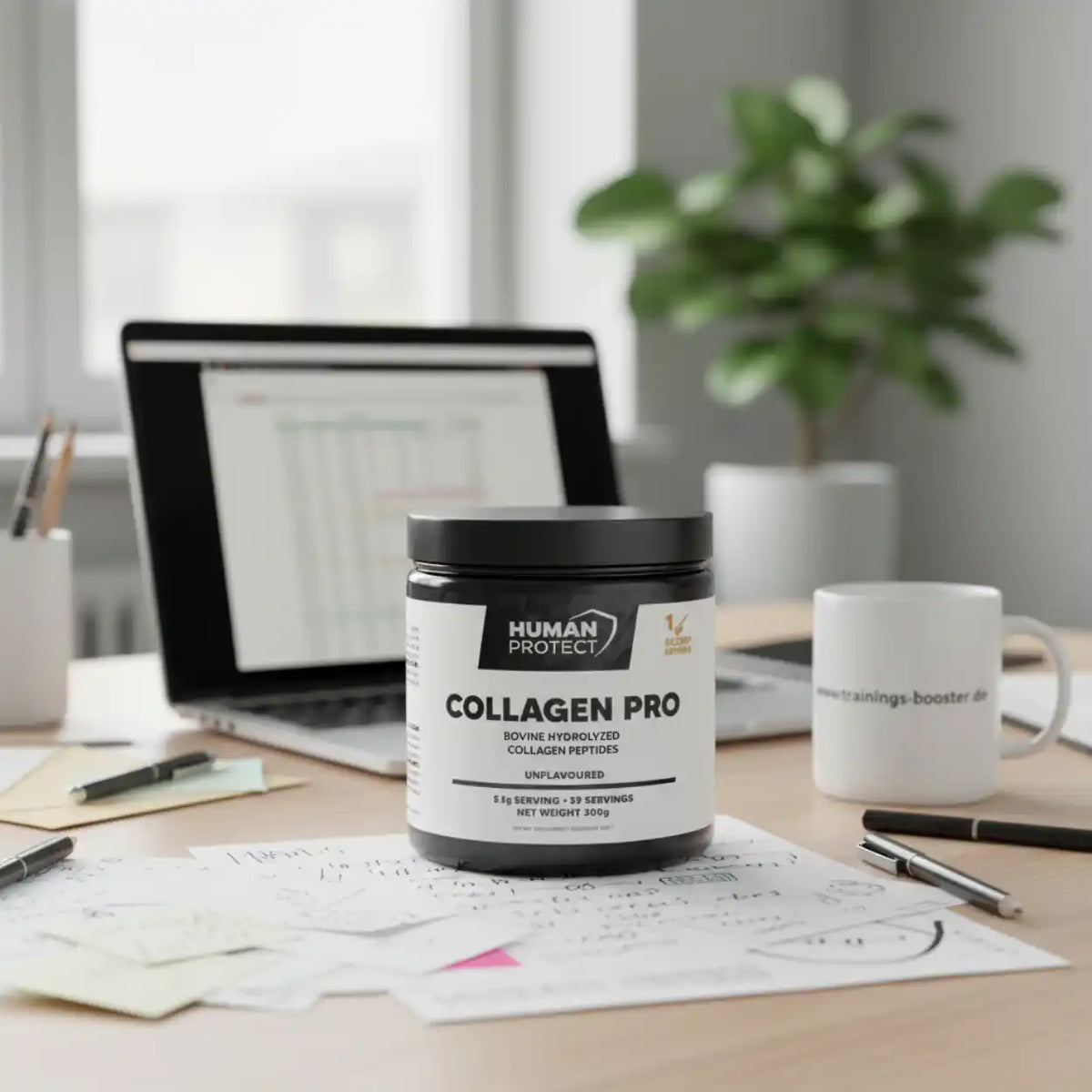 Human Protect Collagen Pro Nahrungsergänzungsmittel auf einem Schreibtisch neben Laptop und Tasse