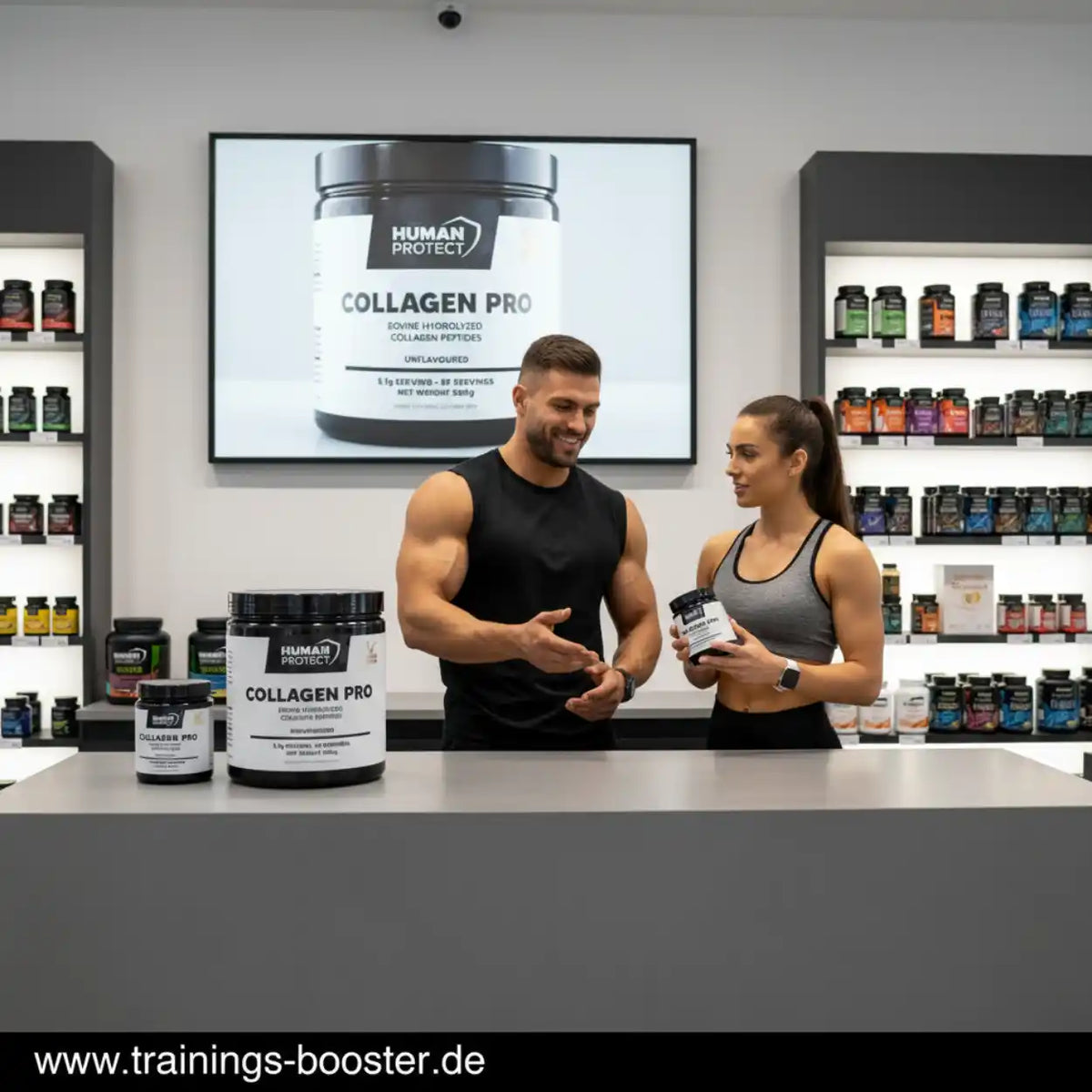 Muskulöses Paar präsentiert Human Protect Collagen Pro Kollagen-Proteinpulver im Supplement-Shop.