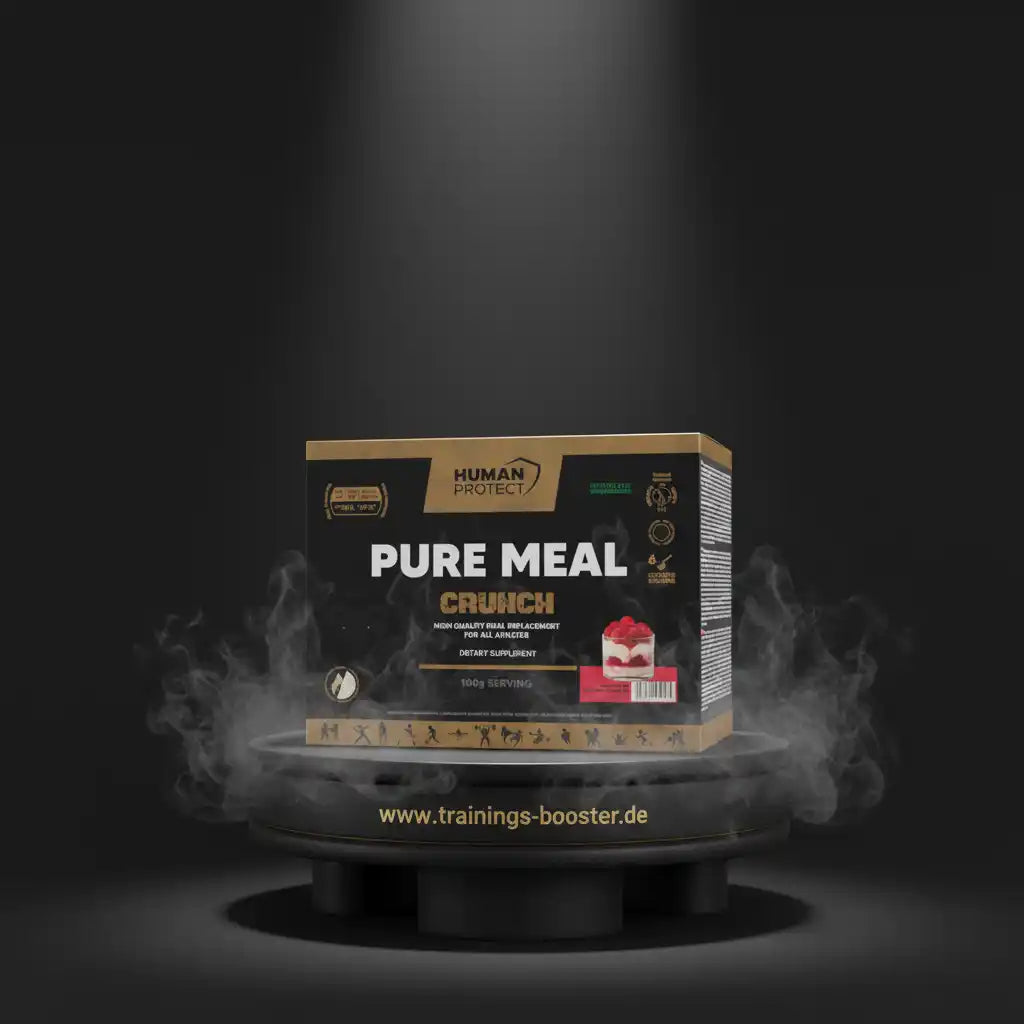 Human Protect Pure Meal Crunch Mahlzeitenersatz auf einem Podest mit Nebeleffekt.