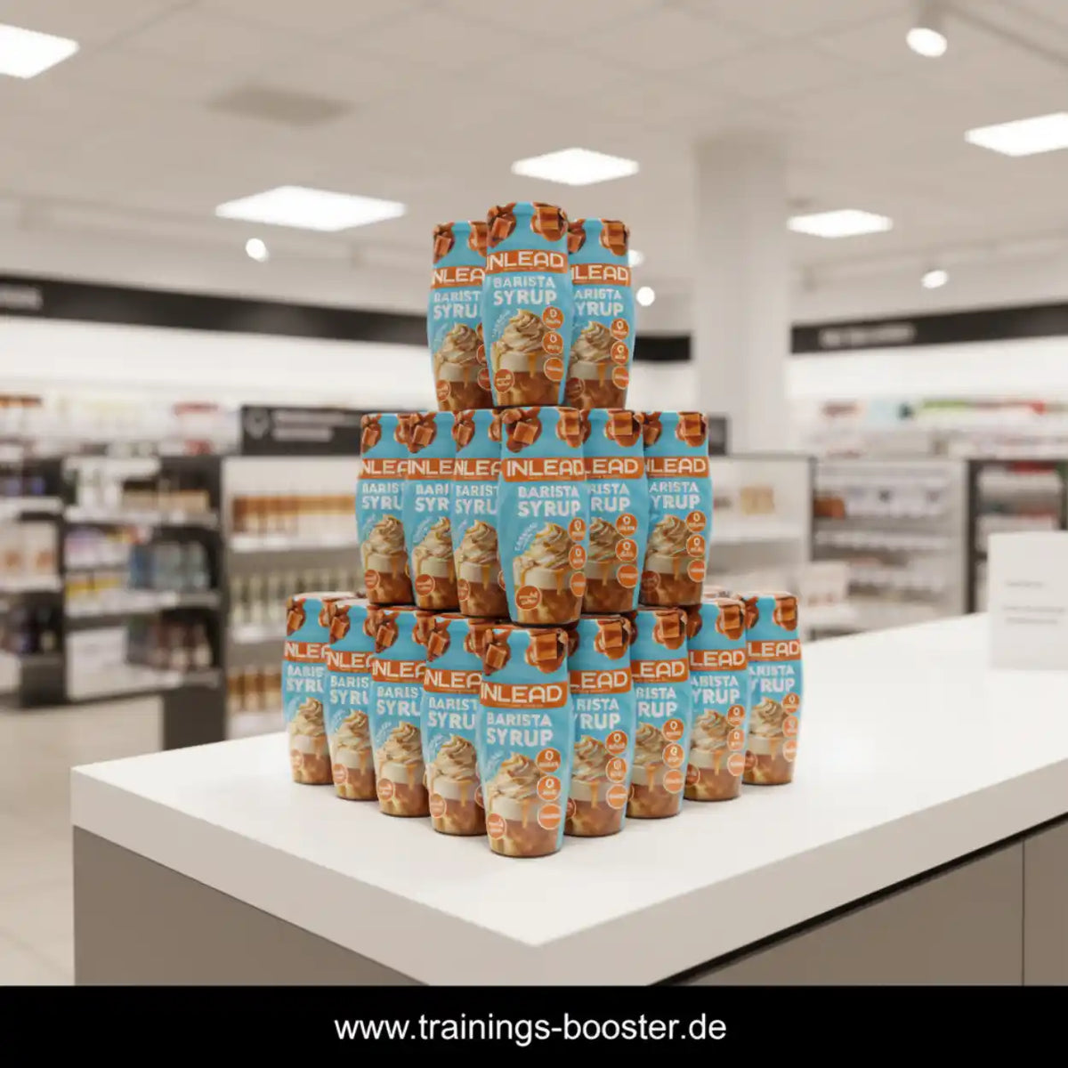 Pyramidenförmige Präsentation von Inlead Nutrition Barista Syrup Flaschen auf einem weißen Tresen.