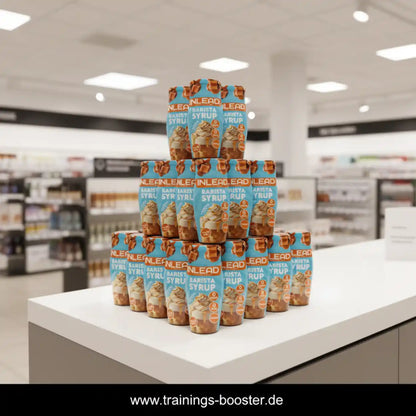 Pyramidenförmige Präsentation von Inlead Nutrition Barista Syrup Flaschen auf einem weißen Tresen.