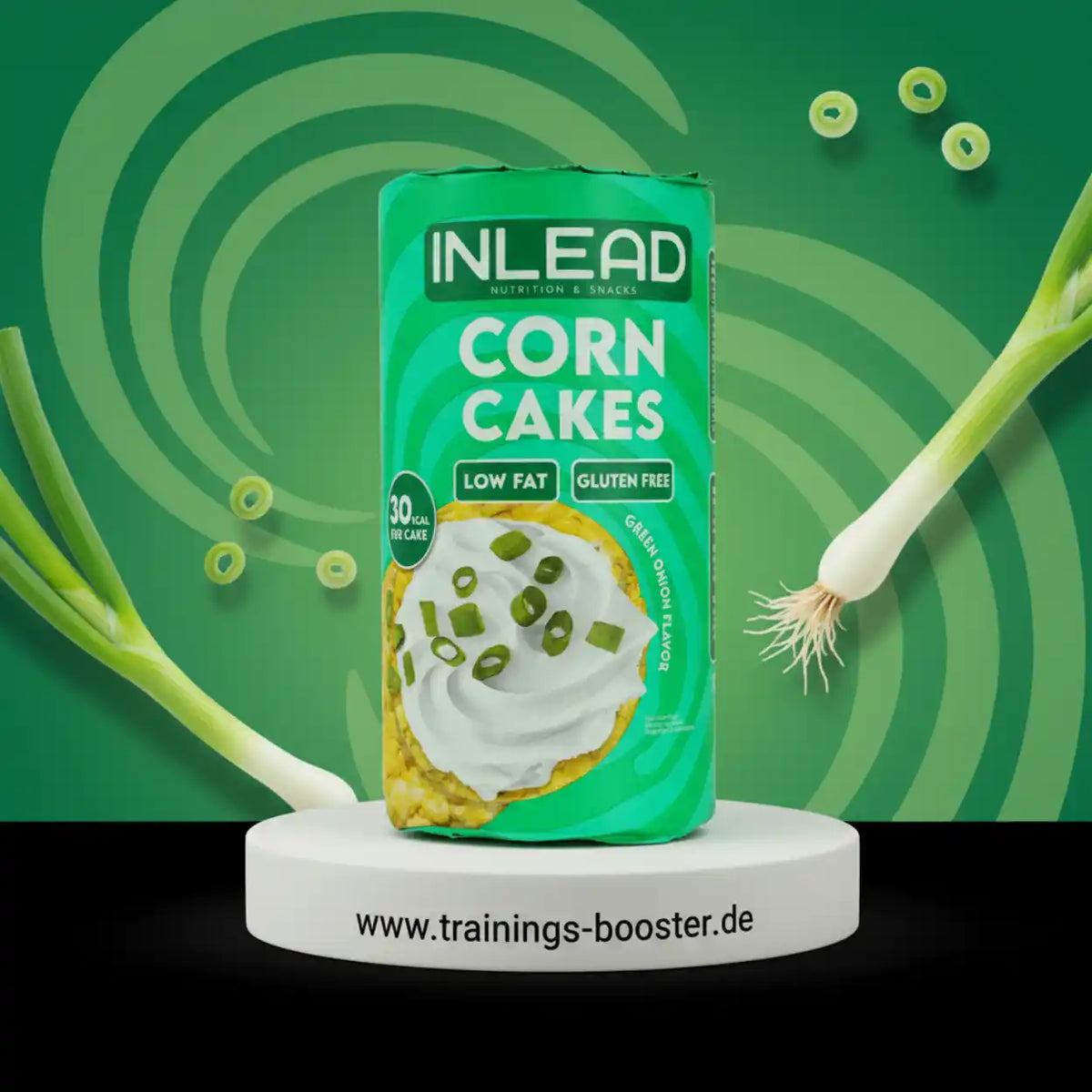 Inlead Nutrition Corn Cakes mit Frühlingszwiebelgeschmack auf grünem Hintergrund