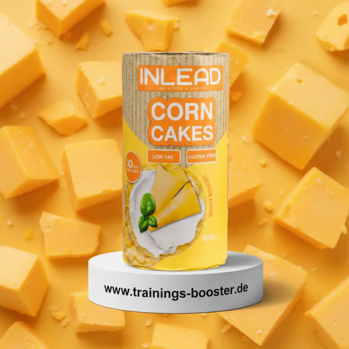 Inlead Nutrition Corn Cakes im Cheddar-Geschmack auf einem Hintergrund aus Käsewürfeln