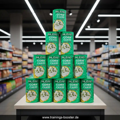Pyramide aus Inlead Nutrition Corn Cakes Dosen in einem Supermarktregal