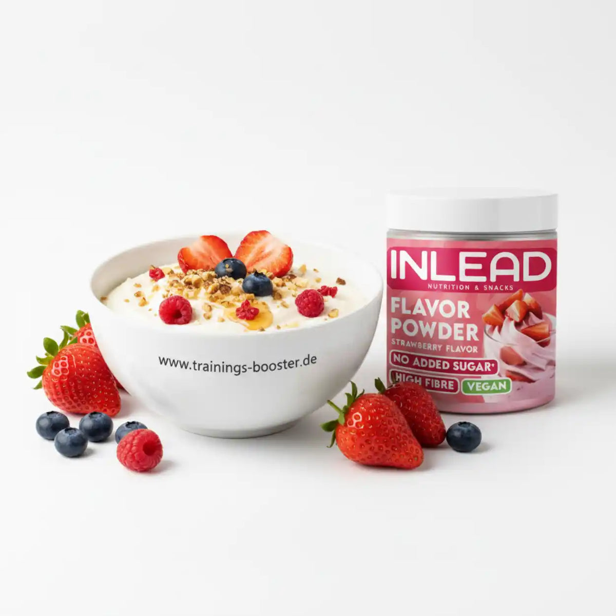Inlead Nutrition Flavor Powder Erdbeere neben einer Schüssel Quark mit Beeren und Nüssen.