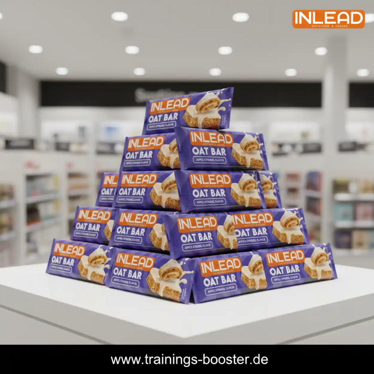Pyramide aus Inlead Nutrition Oat Bars in violetten Verpackungen auf weißem Podest.