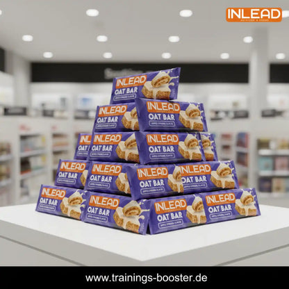 Pyramide aus Inlead Nutrition Oat Bars in violetten Verpackungen auf weißem Podest.