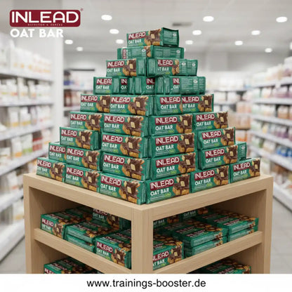Pyramidenförmige Präsentation von Inlead Nutrition Oat Bars in einem Supermarktregal.