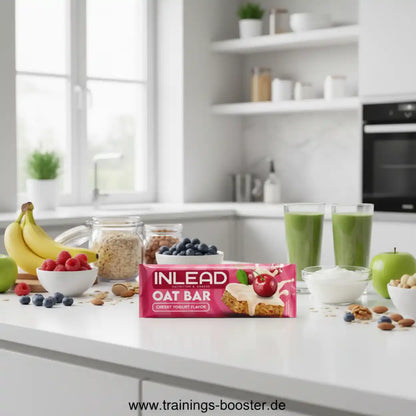 Inlead Nutrition Oat Bar mit Kirsch-Joghurt-Geschmack in einer hellen Küche mit Obst und Haferflocken