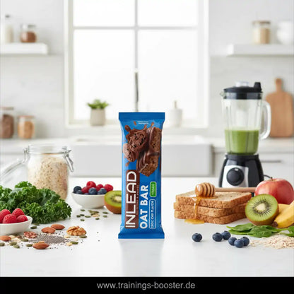 Inlead Nutrition Oat Bar in Schokolade-Geschmack mit frischem Obst und Haferflocken in der Küche.