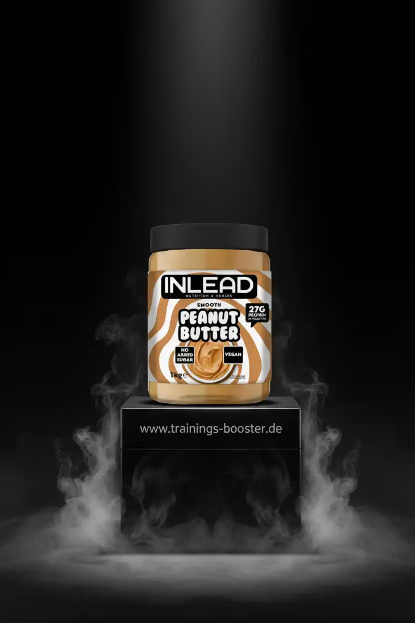 Inlead Erdnussbutter vegan ohne Zuckerzusatz auf schwarzem Podest mit Nebeleffekt