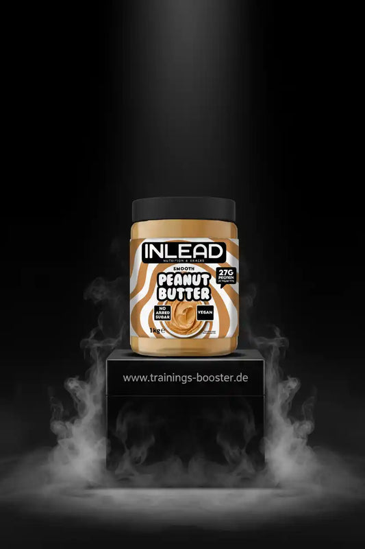 Inlead Erdnussbutter vegan ohne Zuckerzusatz auf schwarzem Podest mit Nebeleffekt