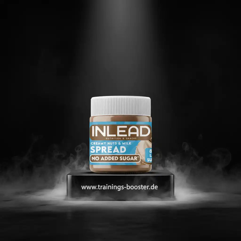 Inlead Creamy Nuts & Milk Spread ohne Zuckerzusatz auf einem Podest vor dunklem Hintergrund